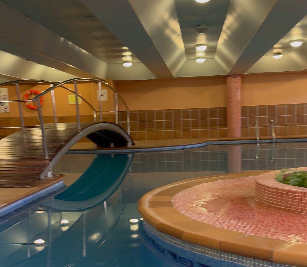 piscina interior cap salou - descubriendo viajes
