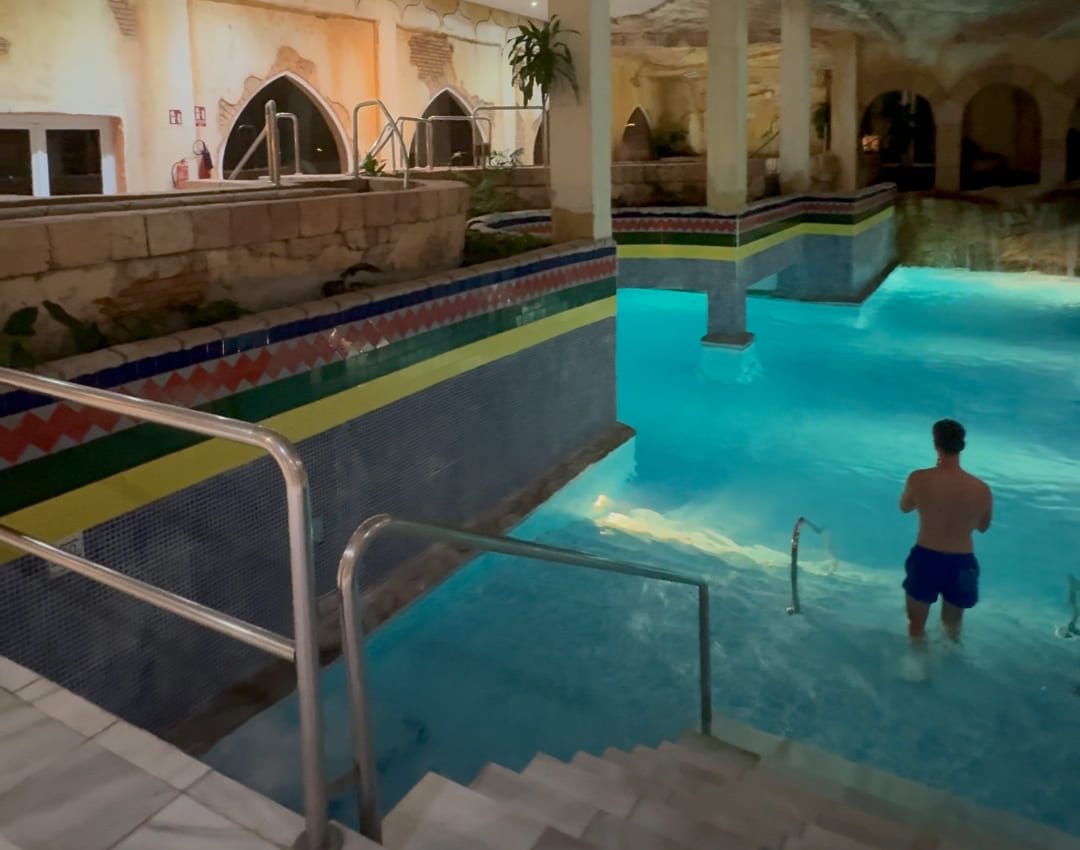 piscina interior playa calida - descuvriendo viaje