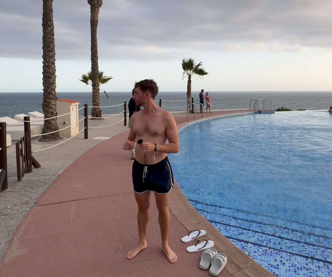 piscina playa calida - descubriendo viajes