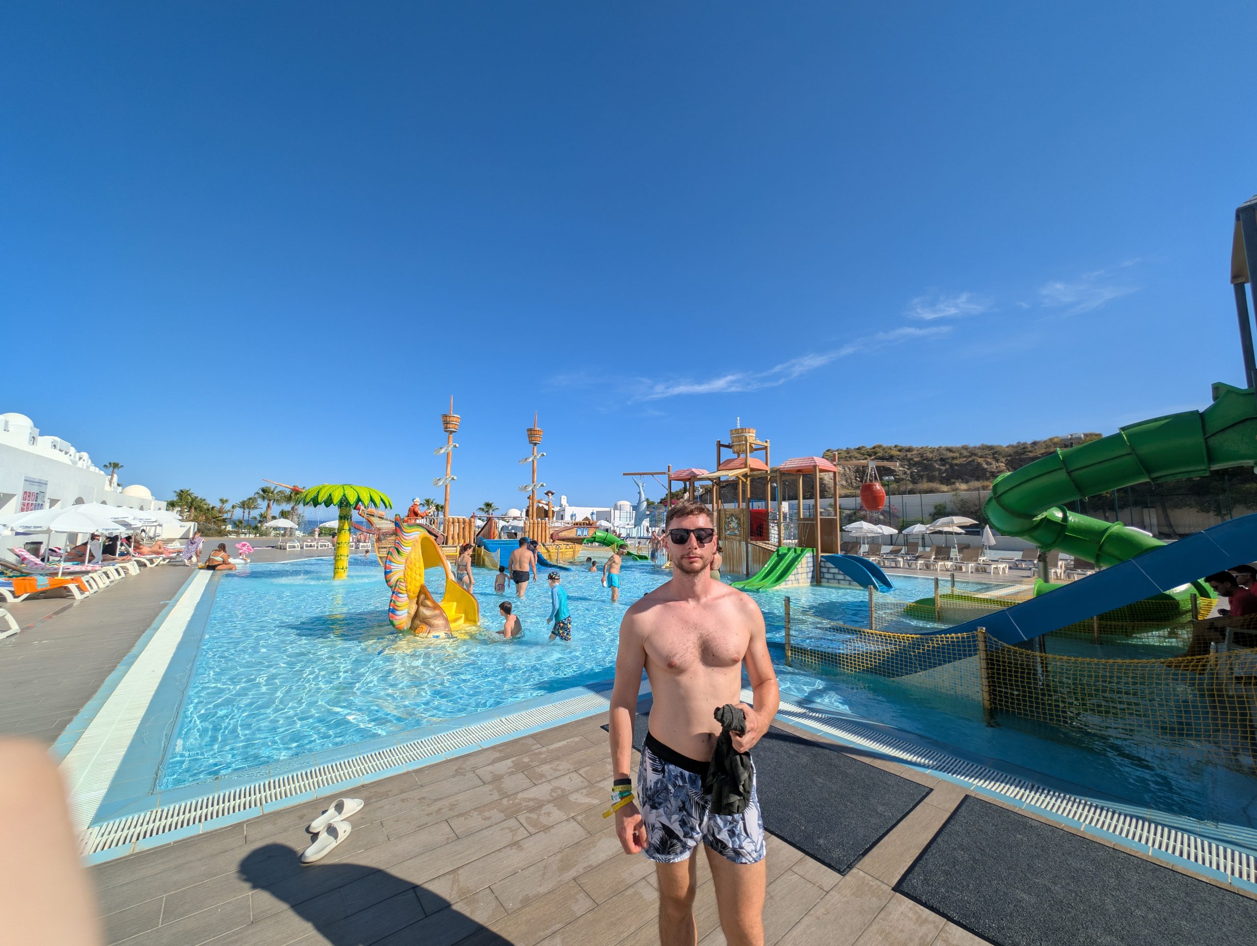 piscina toboganes - descubriendo viajes