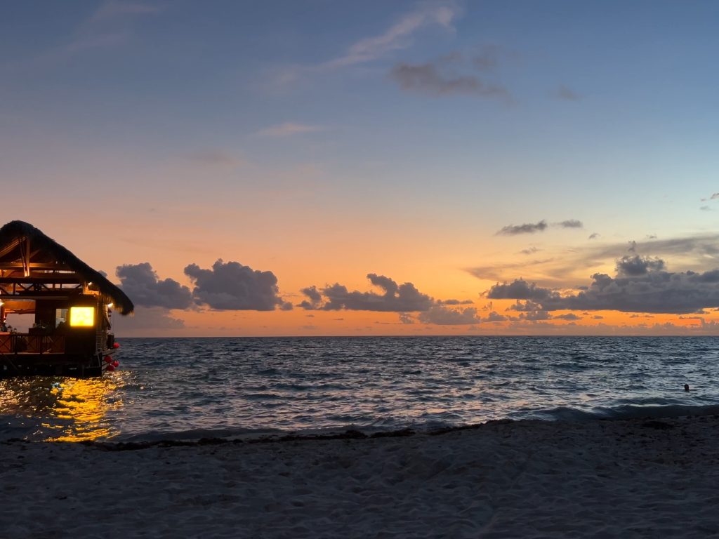 Foto desde la playa del sunscape Dominicus La Roaman en el atardecer