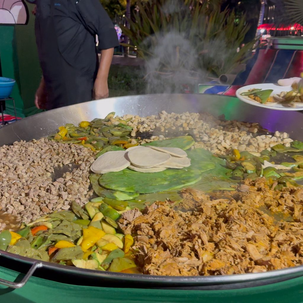 Cocinando comida mexicana en el show nocturno del Planet Hollywood Cancñun