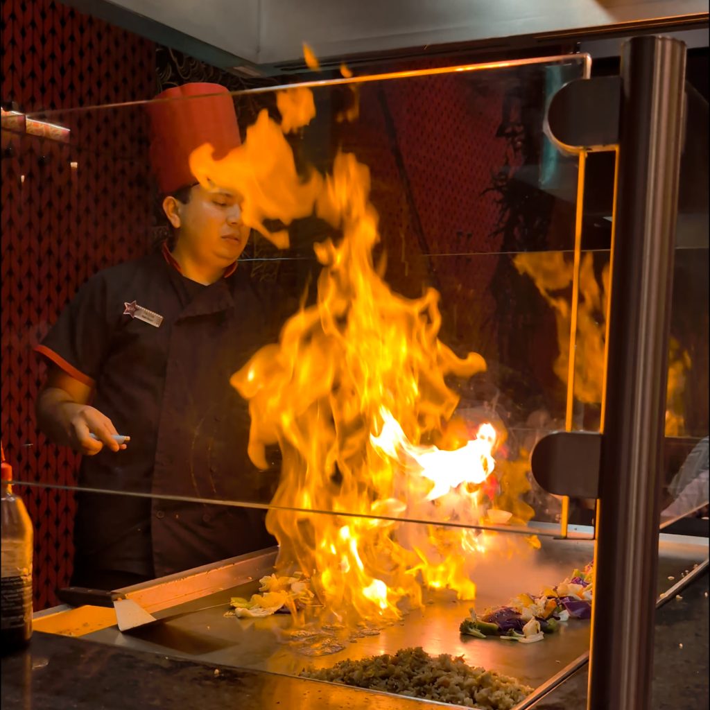 Show de comida Japonesa (Teppanyaki ) Planet Hollywood Cancún - descubriendo Viajes