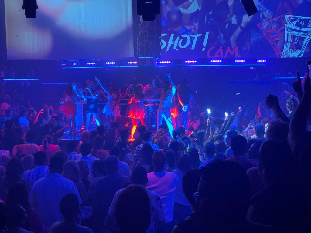 La parte norte de la Zona Hotelera es el corazón de la fiesta en Cancún. Aquí es donde todo pasa: la música suena desde temprano, hay bares por todos lados, y los resorts están pensados para quienes van con ganas de pasarlo bien sin tener que salir del hotel. Entre los más conocidos están el Temptation, famoso por su ambiente solo para adultos y sus fiestas temáticas cada noche, y el Riu Caribe, que combina buena ubicación, playa amplia y un toque fiestero sin llegar a ser extremo. En esta zona también está el Coco Bongo, probablemente la discoteca más conocida de todo México. Tiene shows impresionantes, luces, acrobacias, imitaciones y pantallas gigantes. Personalmente, estuve solo una hora —no soy muy de fiesta— pero reconozco que el espectáculo merece la pena verlo al menos una vez. En general, esta parte de Cancún tiene ambiente joven, divertido y con mucha energía. Si te gusta salir, conocer gente nueva y tener todo el entretenimiento a pocos pasos, este es tu sitio. Si buscas calma, quizás no tanto… pero sin duda es la zona más viva de todo Cancún.