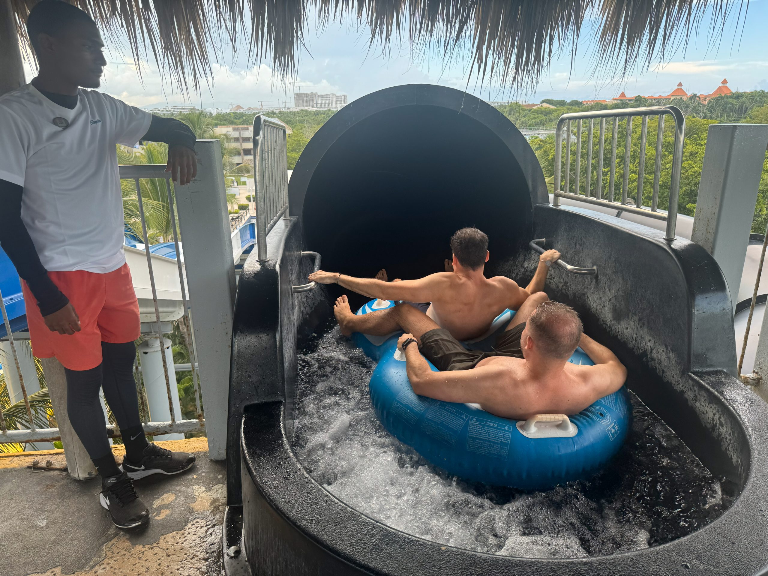 Tobogán para dos personas con flotador doble en el Royalton Splash