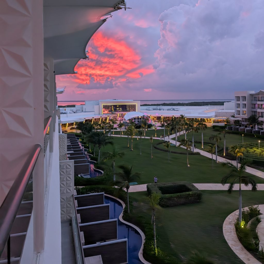 Atardecer con las vistas del hotel Planet Hollywood Cancún - Descubriendo viajes