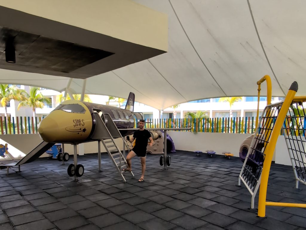 Large trampoline area with different games en el Planet Hollywood Cancun