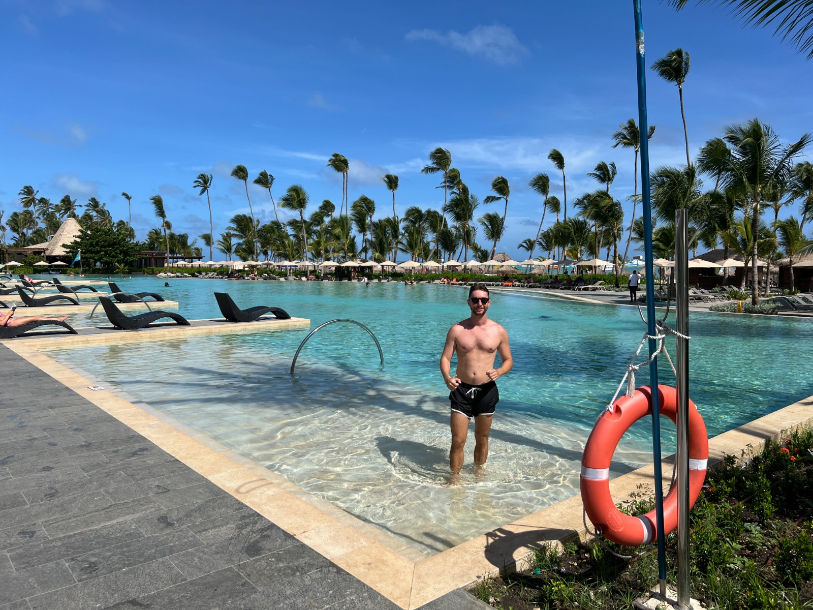 Piscina infinity de doble altura del Lopesan Costa Bávaro
