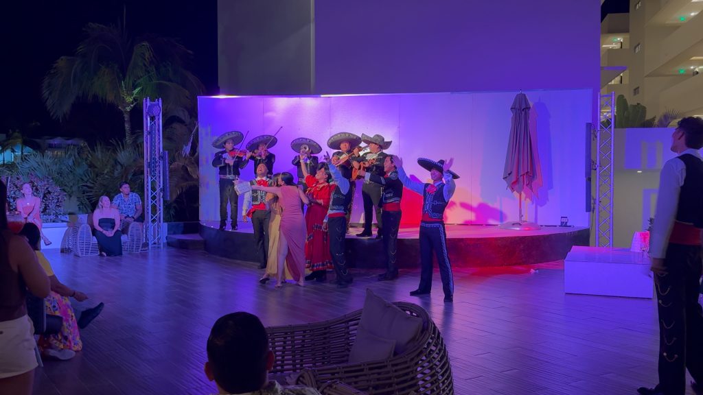 Unos Mariachis cantando en el Hotel PLanet Hollywood Cancún