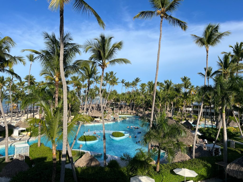 Melia Caribe Beach - piscina con bar -Descubriendo Viajes (1)