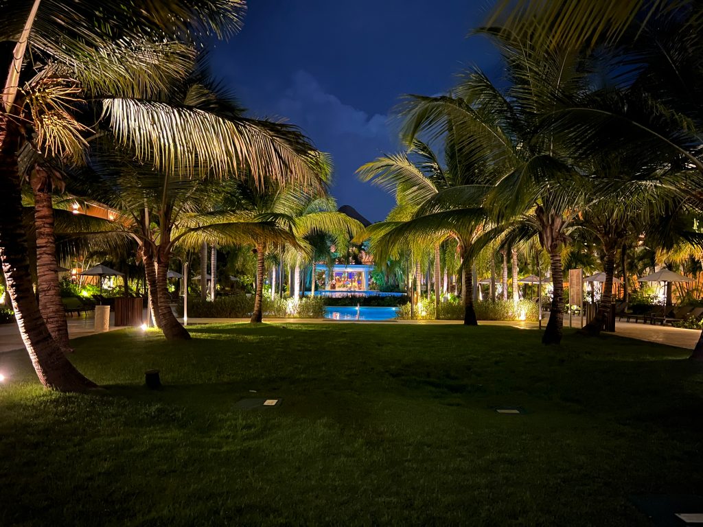 Foto en la noche de la piscina tropical en el hotel Dreams Royal Beach en Punta Cana