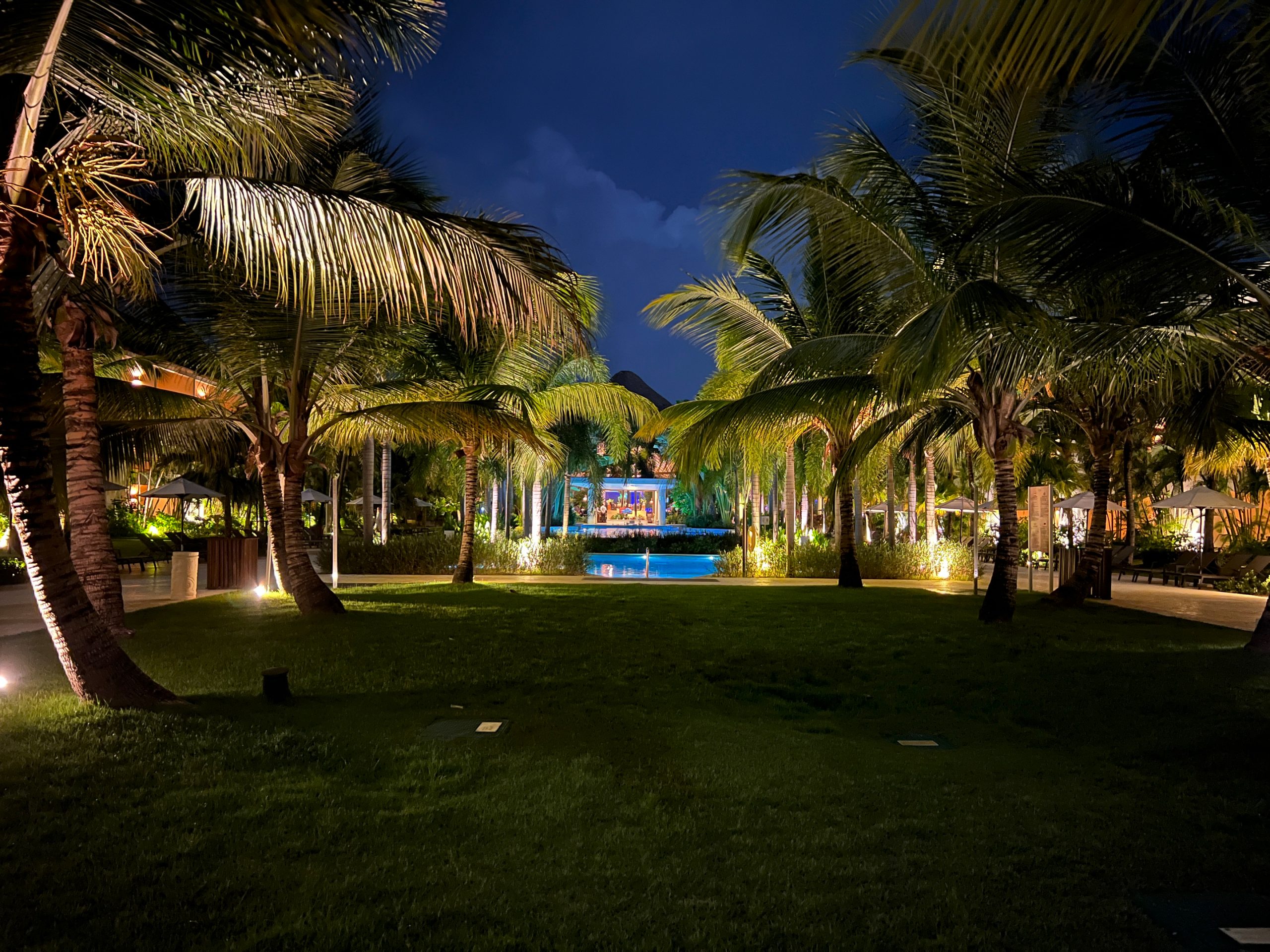 Piscina tropical del Dreams Royal Beach iluminada de noche