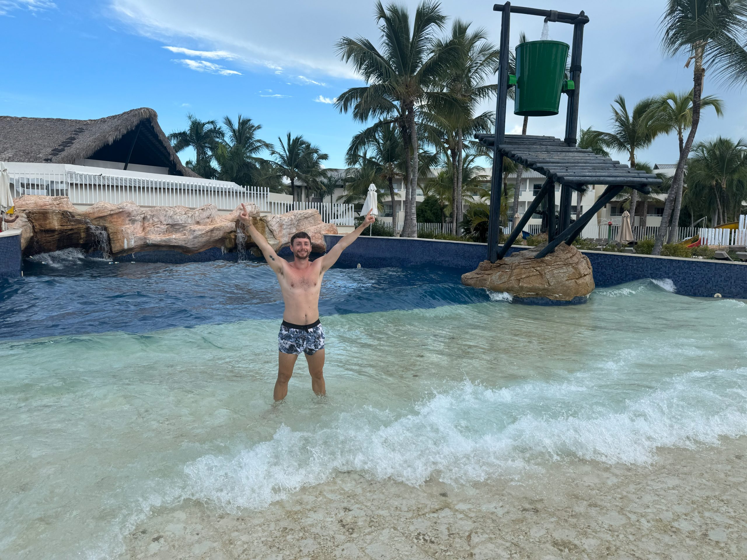 Piscina de olas y cubo volcador del Royalton Splash en Punta Cana