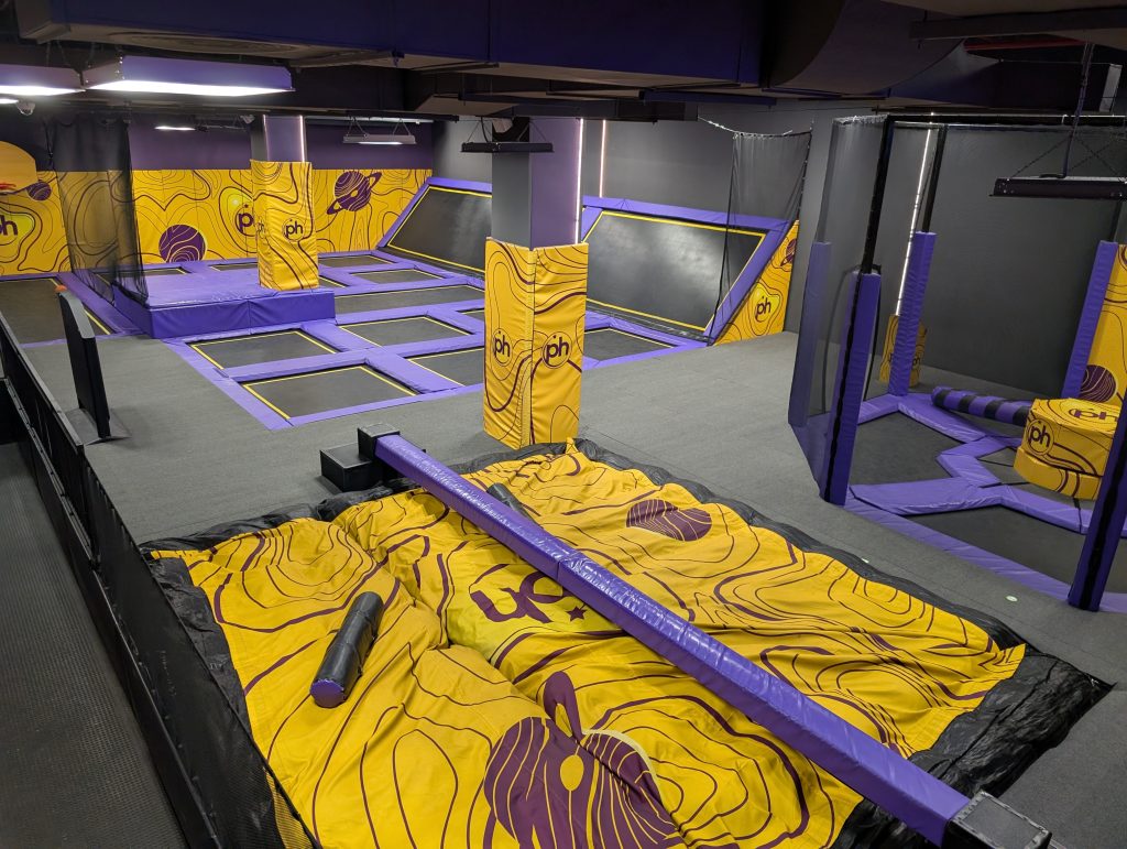 Zona de colchonetas y máquinas recreativas del hotel Planet Hollywood Cancún - Descubriendo Viajes