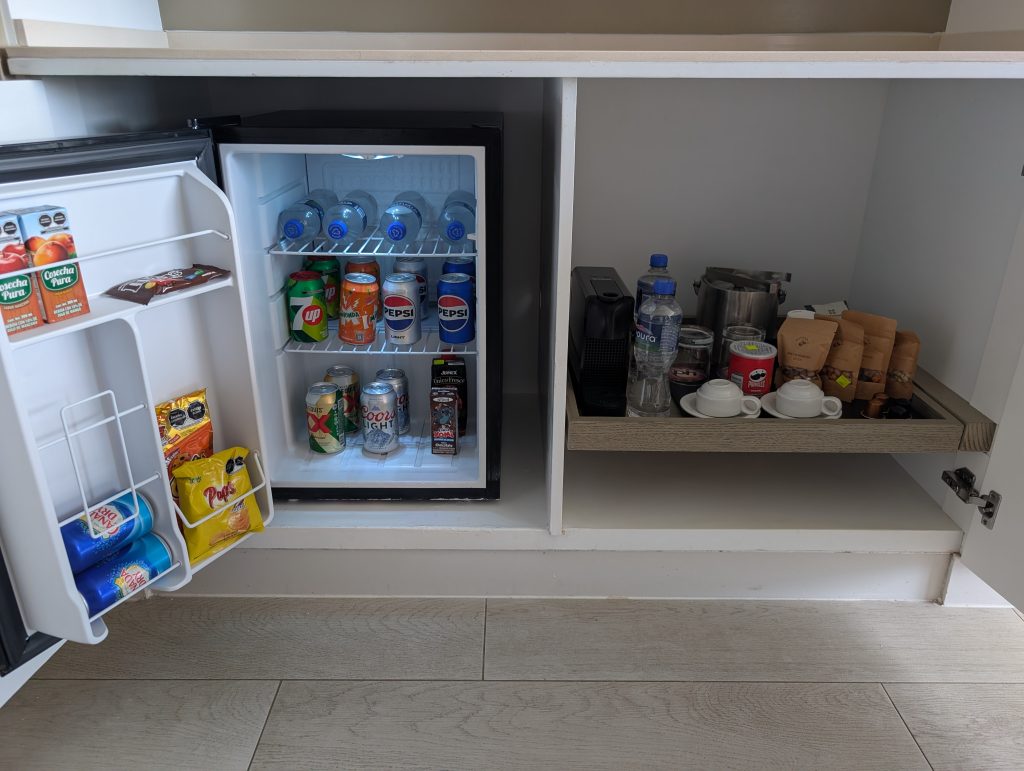Minibar con cervezas refrescos, snacks, agua y lo reponen cada 24 h o si lo pides por telefono. Planet Hollywood Cancún