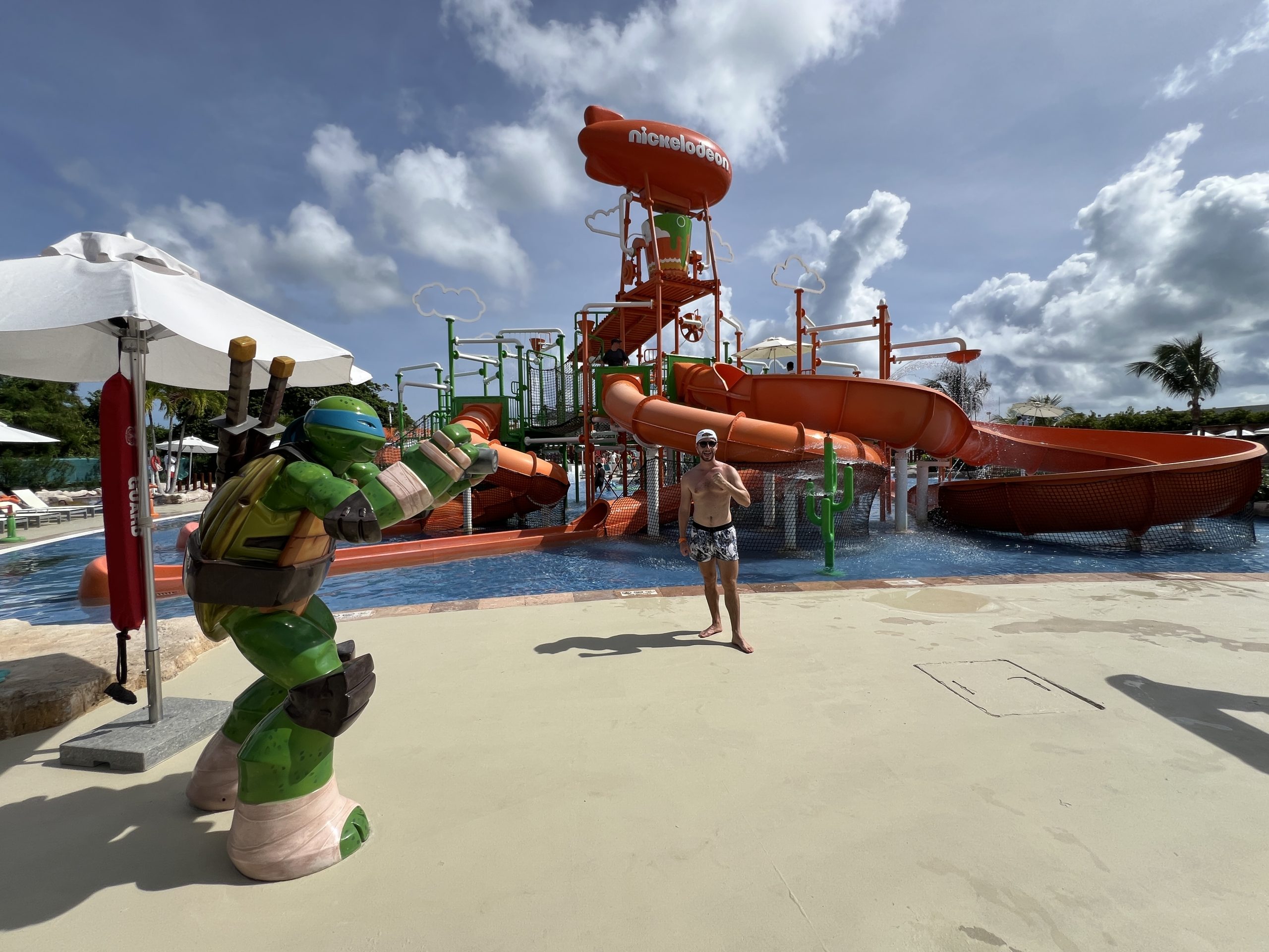 Parque acuático temático con río lento para niños pequeños en el Nickelodeon