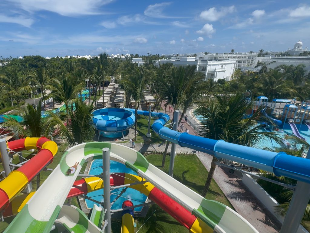 Foto desde arriba de los toboganes del parque acuático del hotel RIU Palace Bávaro