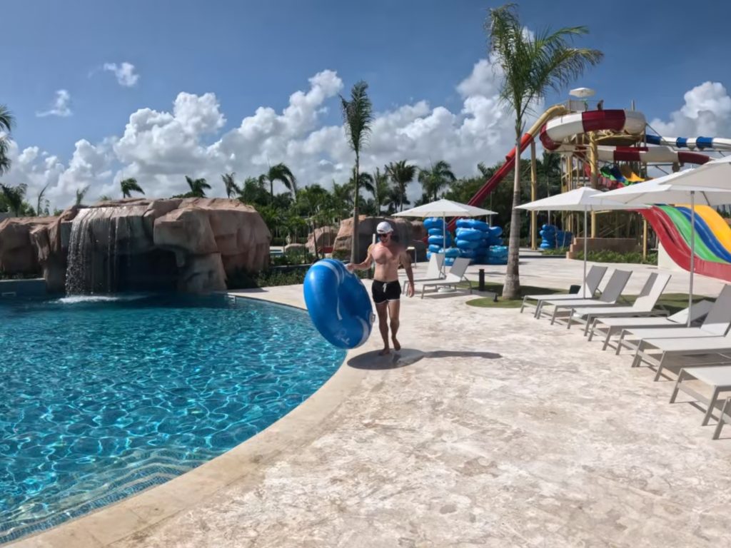Entrada del rio lento y al fondo los toboganes del parque acuático del hotel Wyndham Alltra en Punta Cana