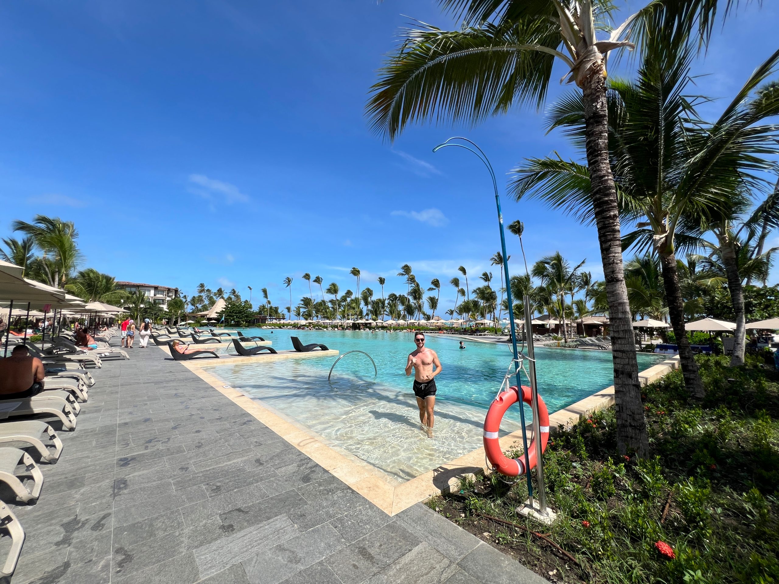 Piscina infinita de doble altura del Lopesan Costa Bávaro