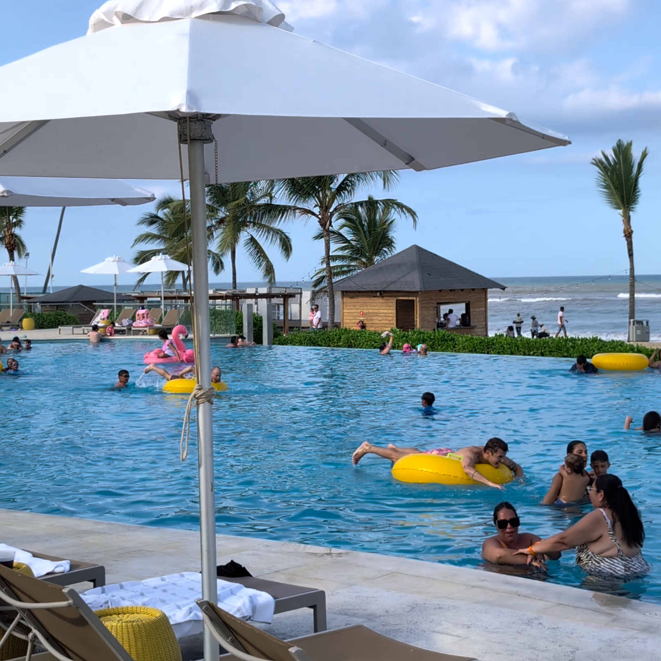 Zona de piscina del hotel Nickelodeon Punta Cana