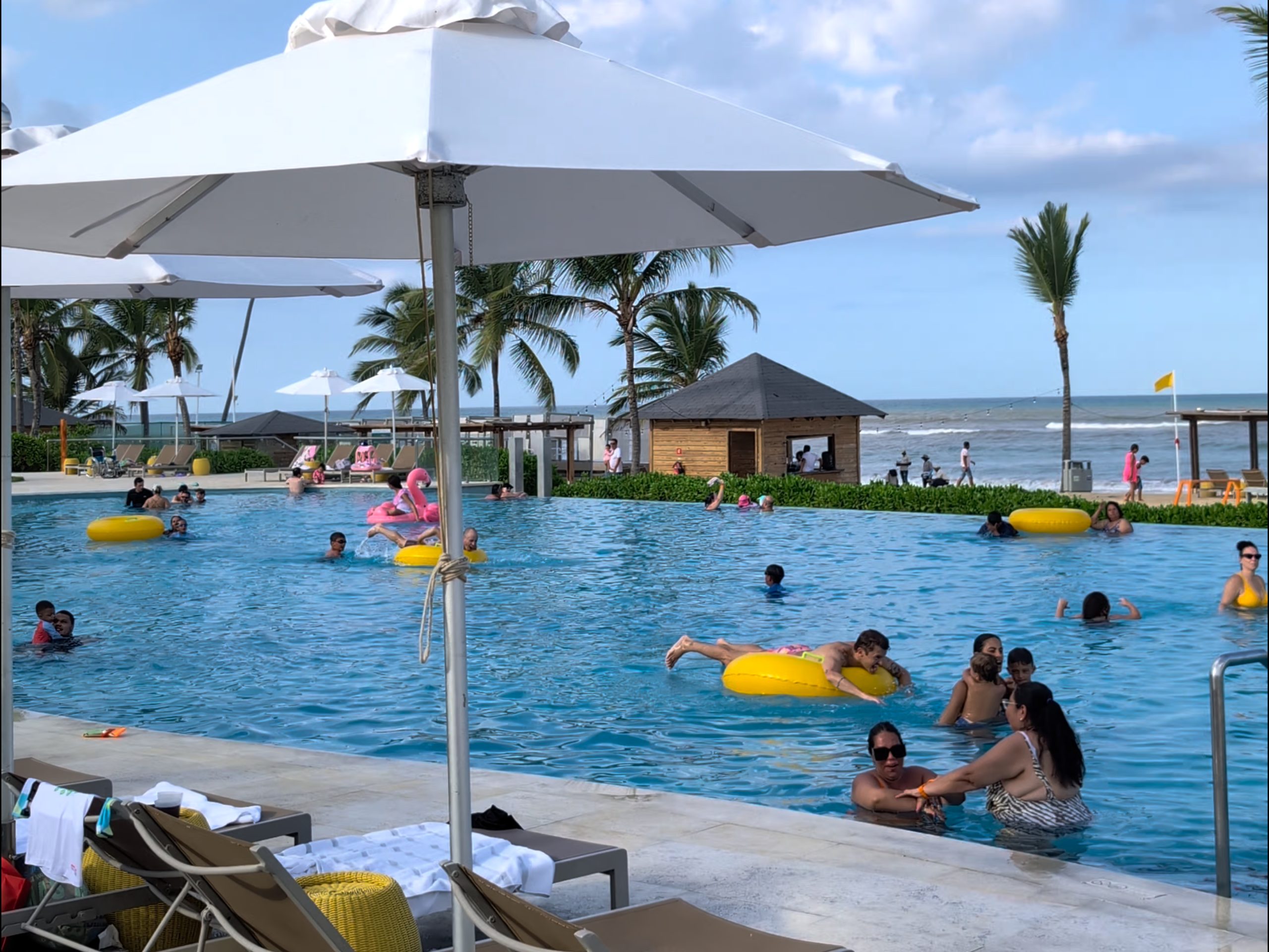 Piscina infinita frente a la playa del Nickelodeon Punta Cana con donuts hinchables