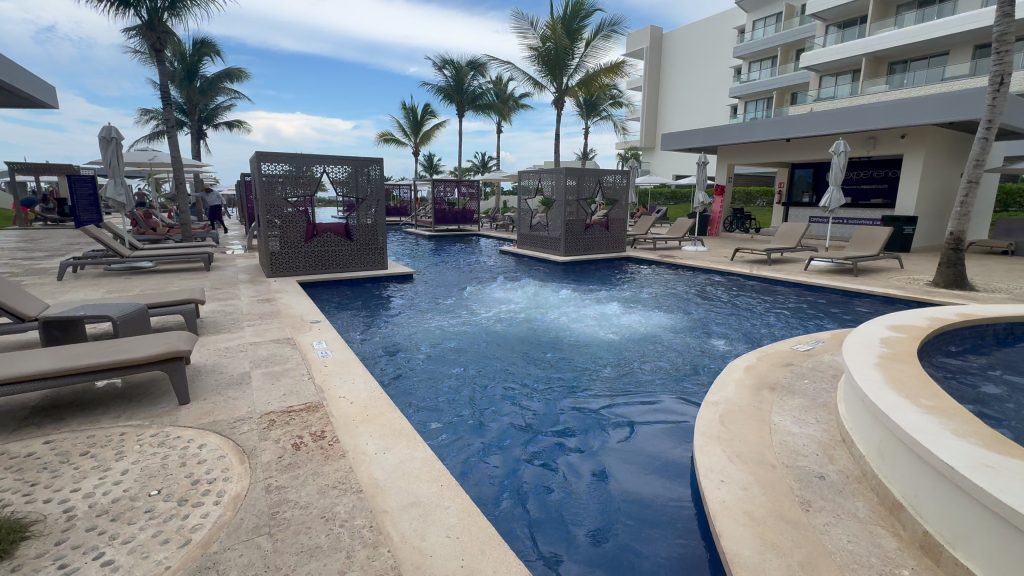 Foto del Jacuzzi y la piscina solo para adultos del Planet Hollywood Cancún - Descubriendo Viajes