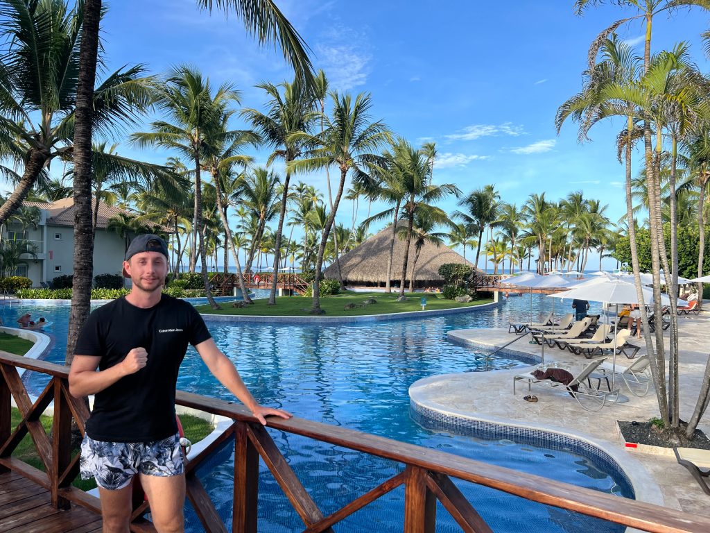 El final de la piscina principal del hotel Wyndham Alltra en Punta Cana
