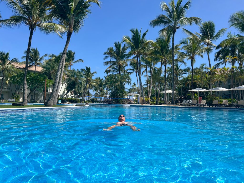 La piscina gigantesca del hotel Wyndham Alltra en Punta Cana