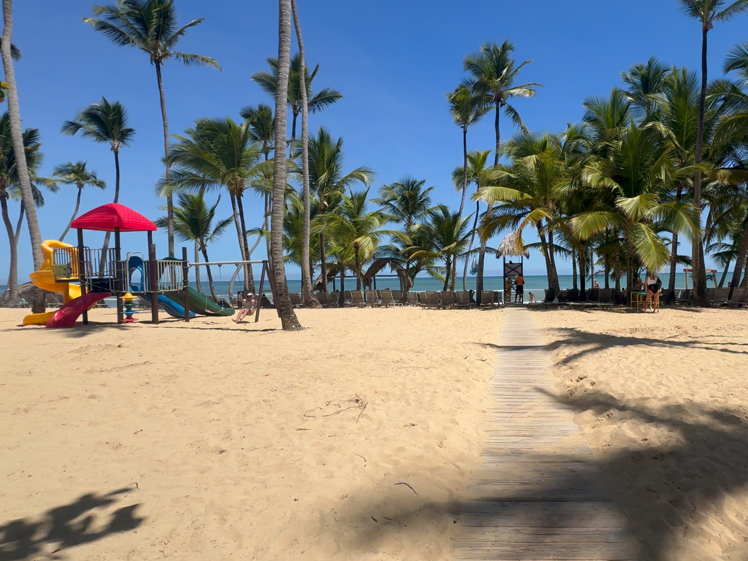 Entrada a la playa ancha del hotel Grand Sirenis en Punta Cana