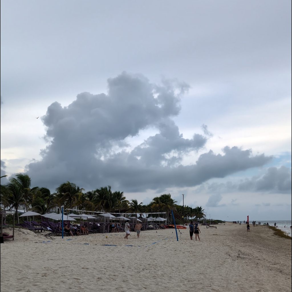 La Playa del Planet Hollywood Cancún hecha por la tarde - Descubriendo Viajes
