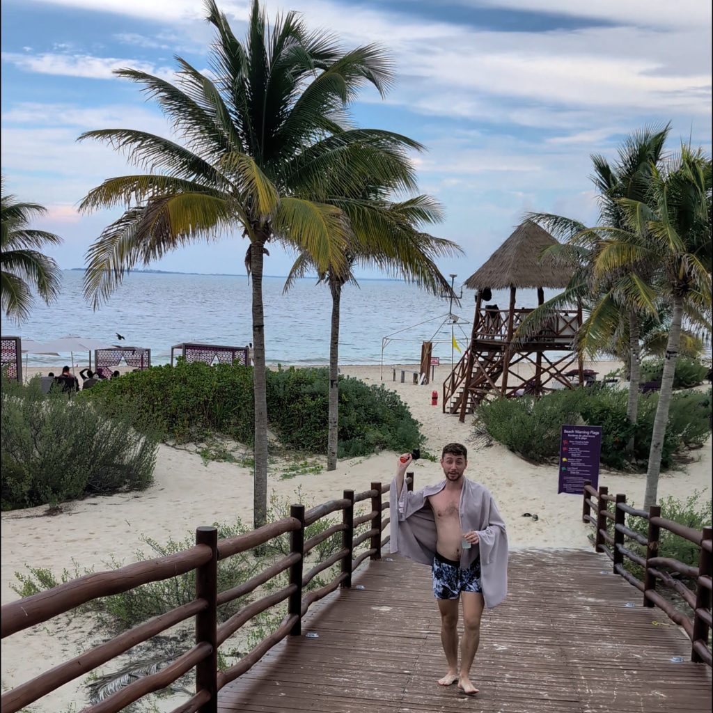 Entrada a la playa del Planet Hollywood Cancún por uno de sus puentes