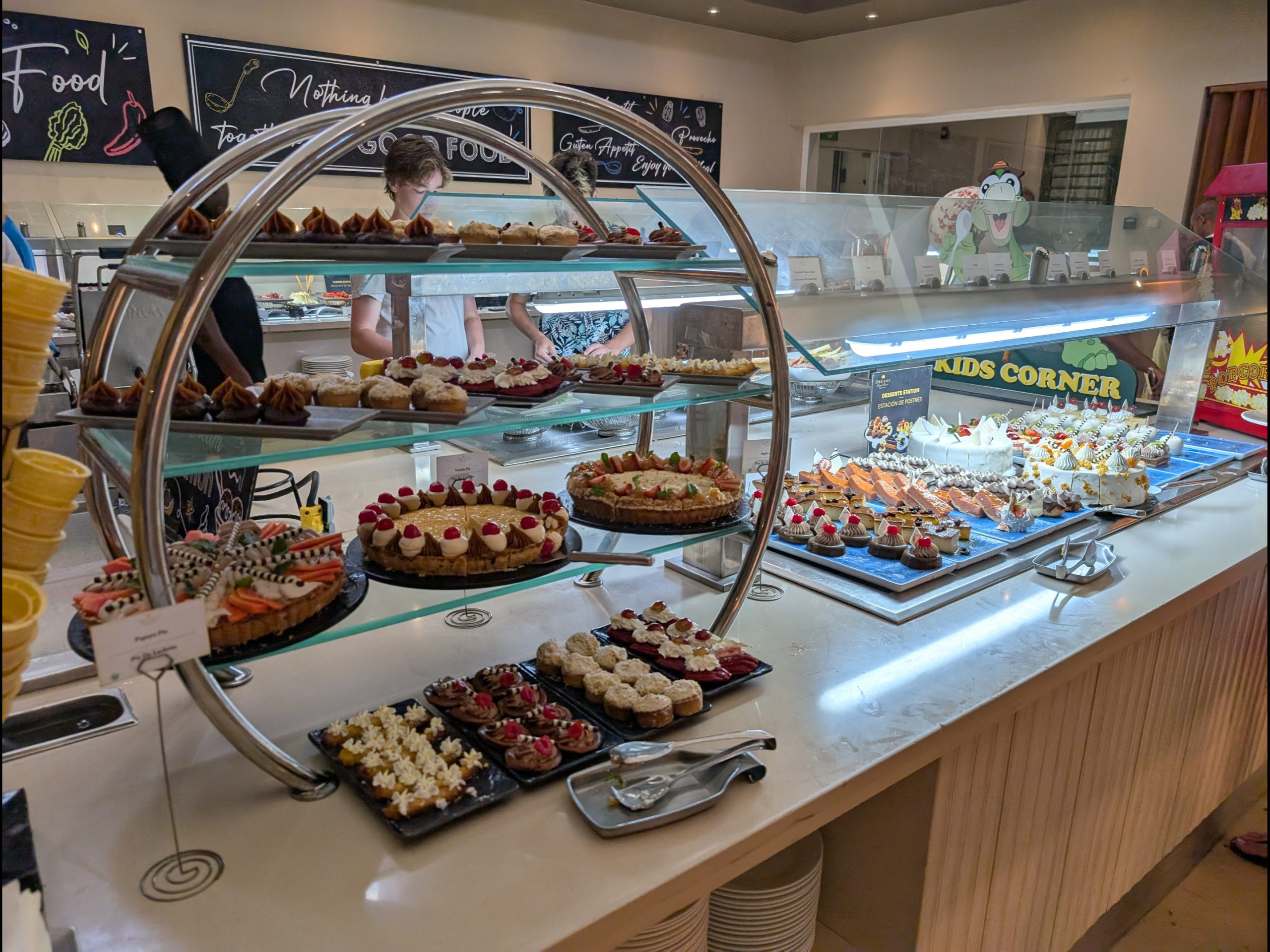 Variedad de postres del buffet del hotel Dreams Royal Beach
