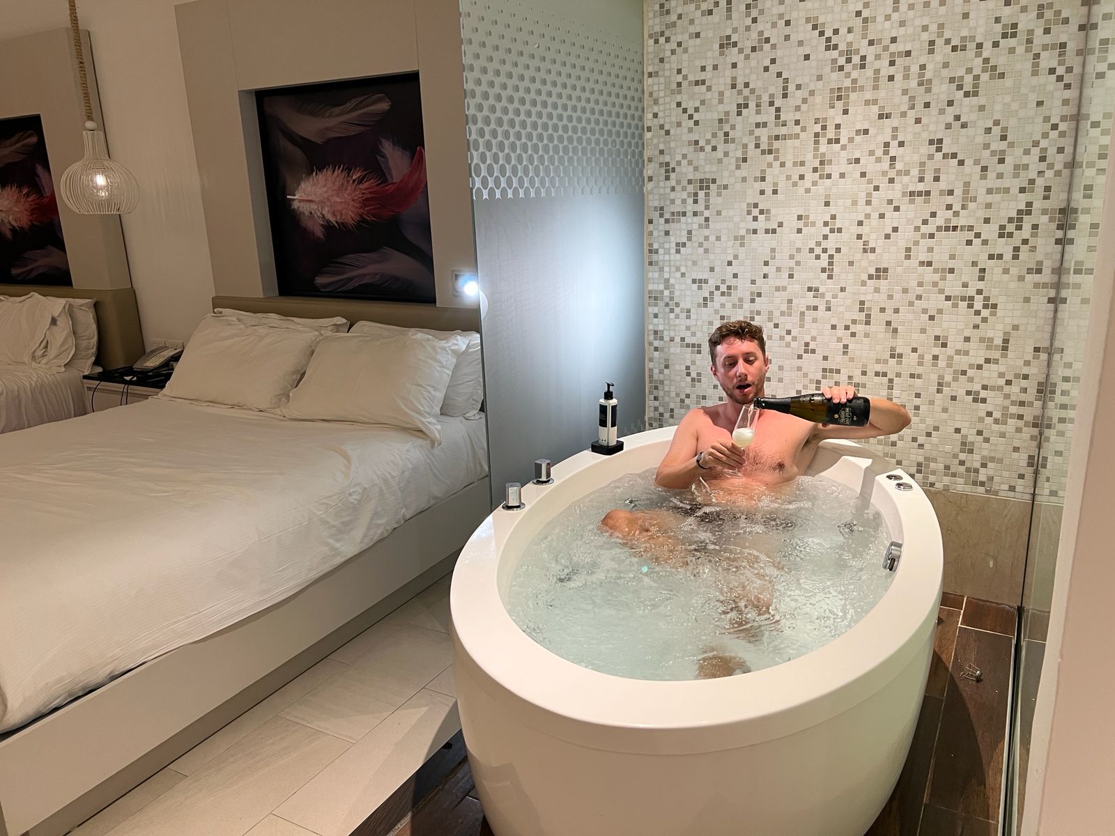 Habitación del Royalton CHIC Punta Cana con el jacuzzi junto a la cama