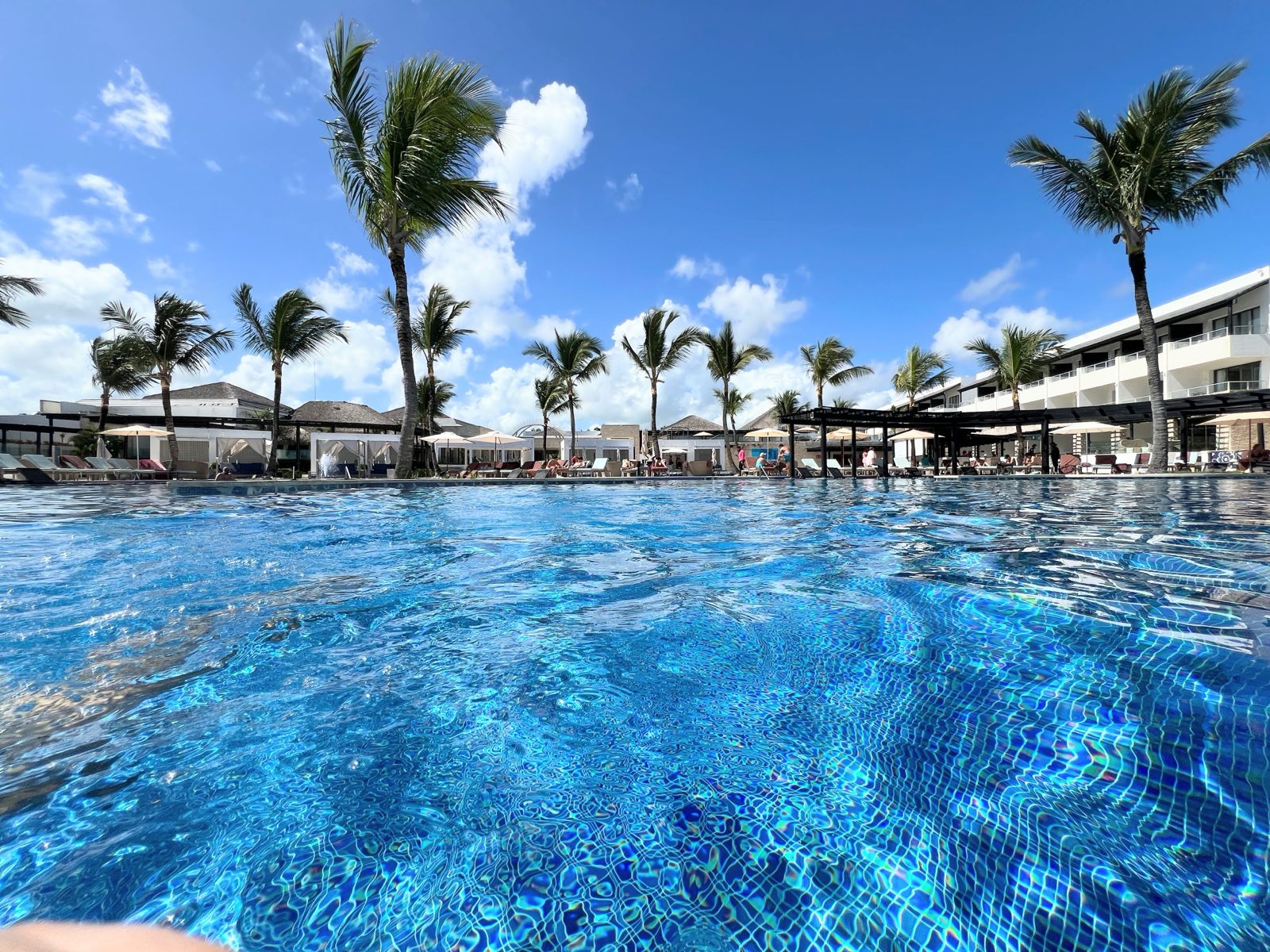 Piscina principal del Royalton CHIC Punta Cana