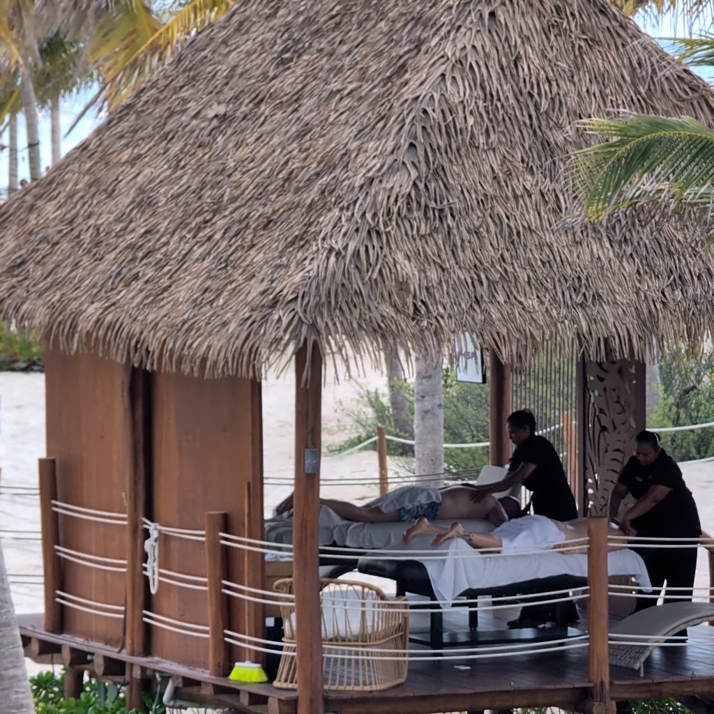 Un servicio de masaje a pie de playa para parejas en el planet hollywood cancun