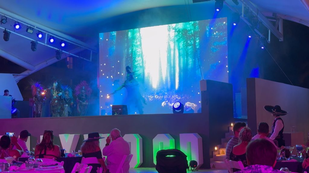 En el escenario principal del hotel Planet Hollywood, viendo unos de sus shows tradicionales