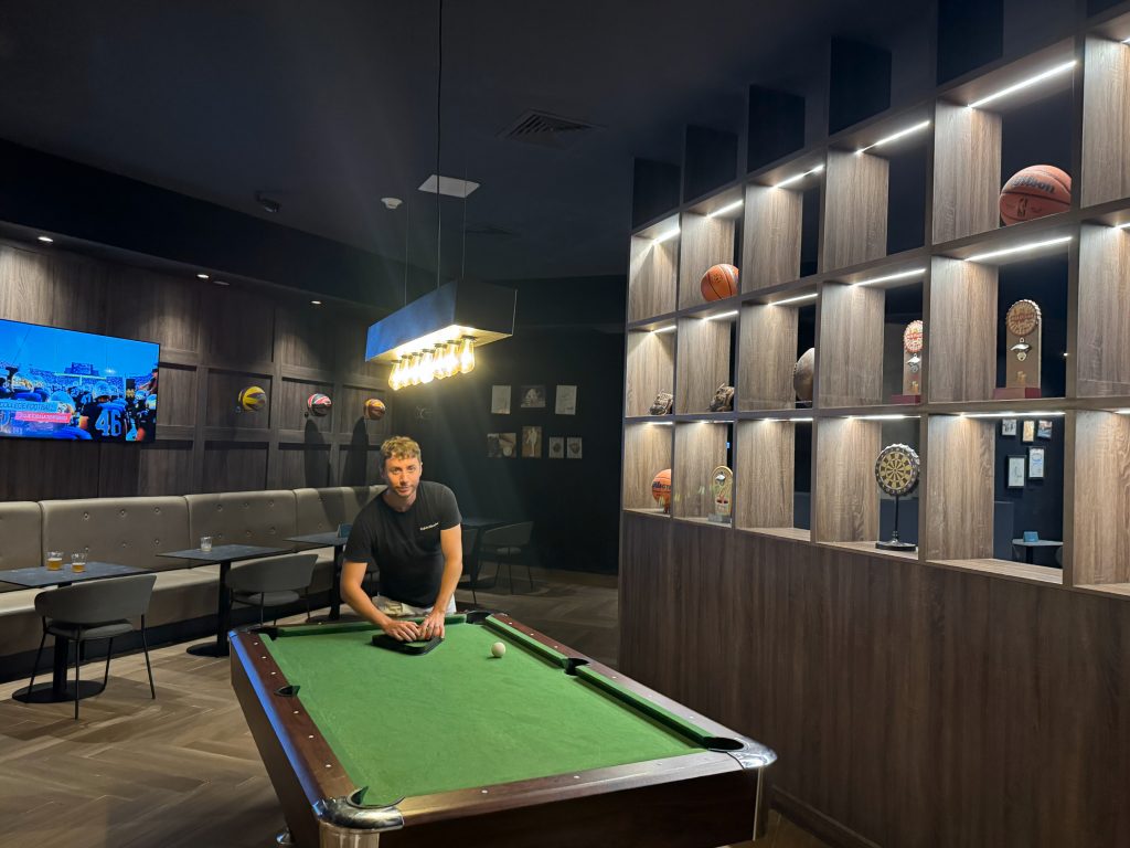 Foto en el Sport bar del hotel Wyndham Alltra en Punta Cana