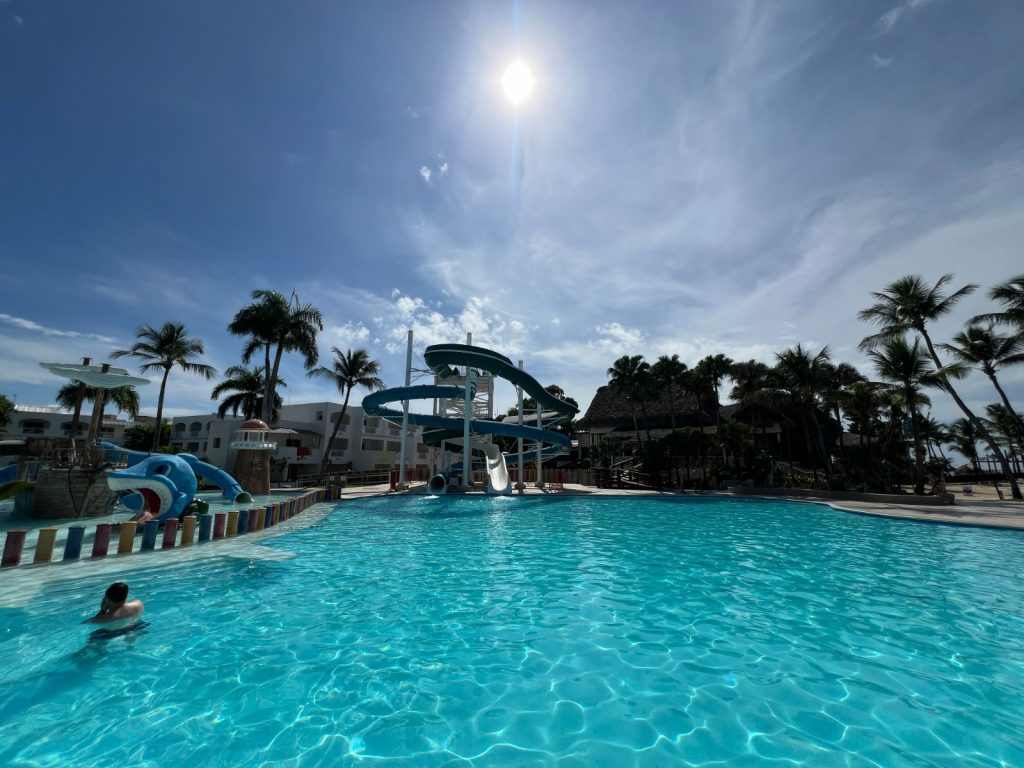 Sunscape Dominicius piscina con toboganes - Descubriendo Viajes (3)