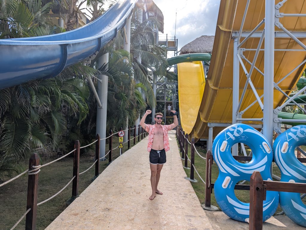 Foto del parque acuático desde abajo, azul tobogan rápido. Amarillo caida libre en el parque acuático del hotel Royalton Splash