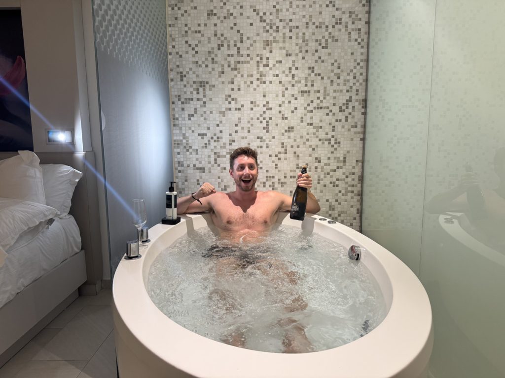 javier sobrino en un jacuzzi