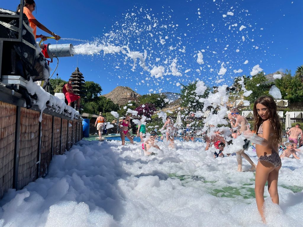 magic natura fiesta en picina infantil - descubriendo viajes