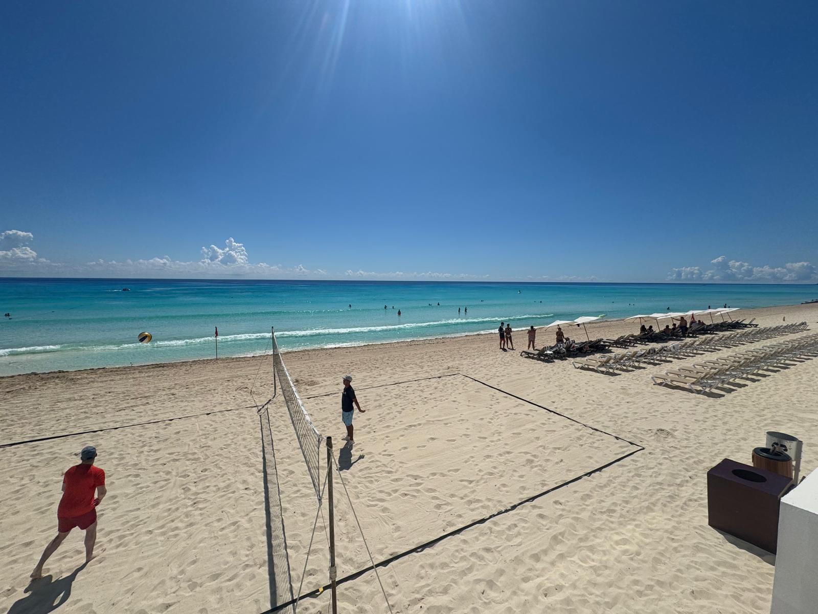 Playa del Hard Rock Hotel Cancún, en la Zona Hotelera Sur, con el mar turquesa de Playa Delfines