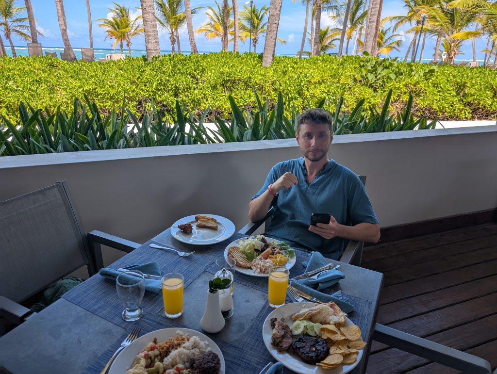 Comida buffet-Occidental Punta Cana-Descubrineo viajes