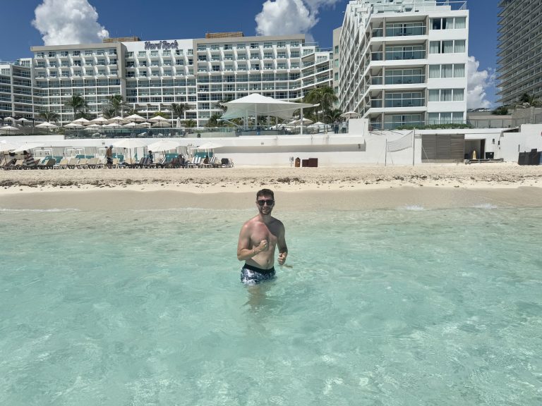 Piscina y zona común del Hard Rock Hotel Cancún