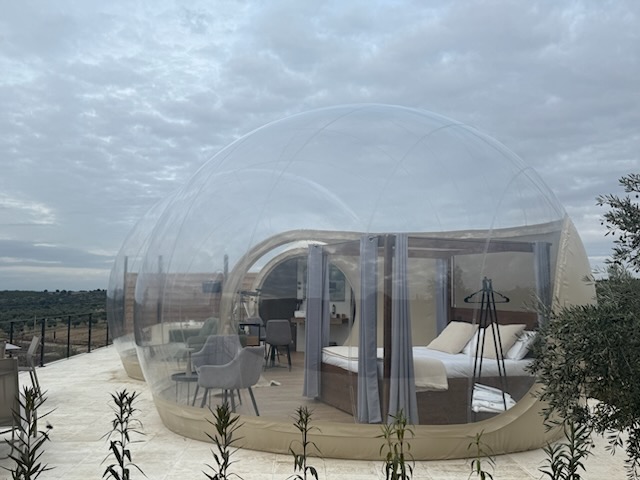 Burbuja de Panoramic Suites iluminada al atardecer