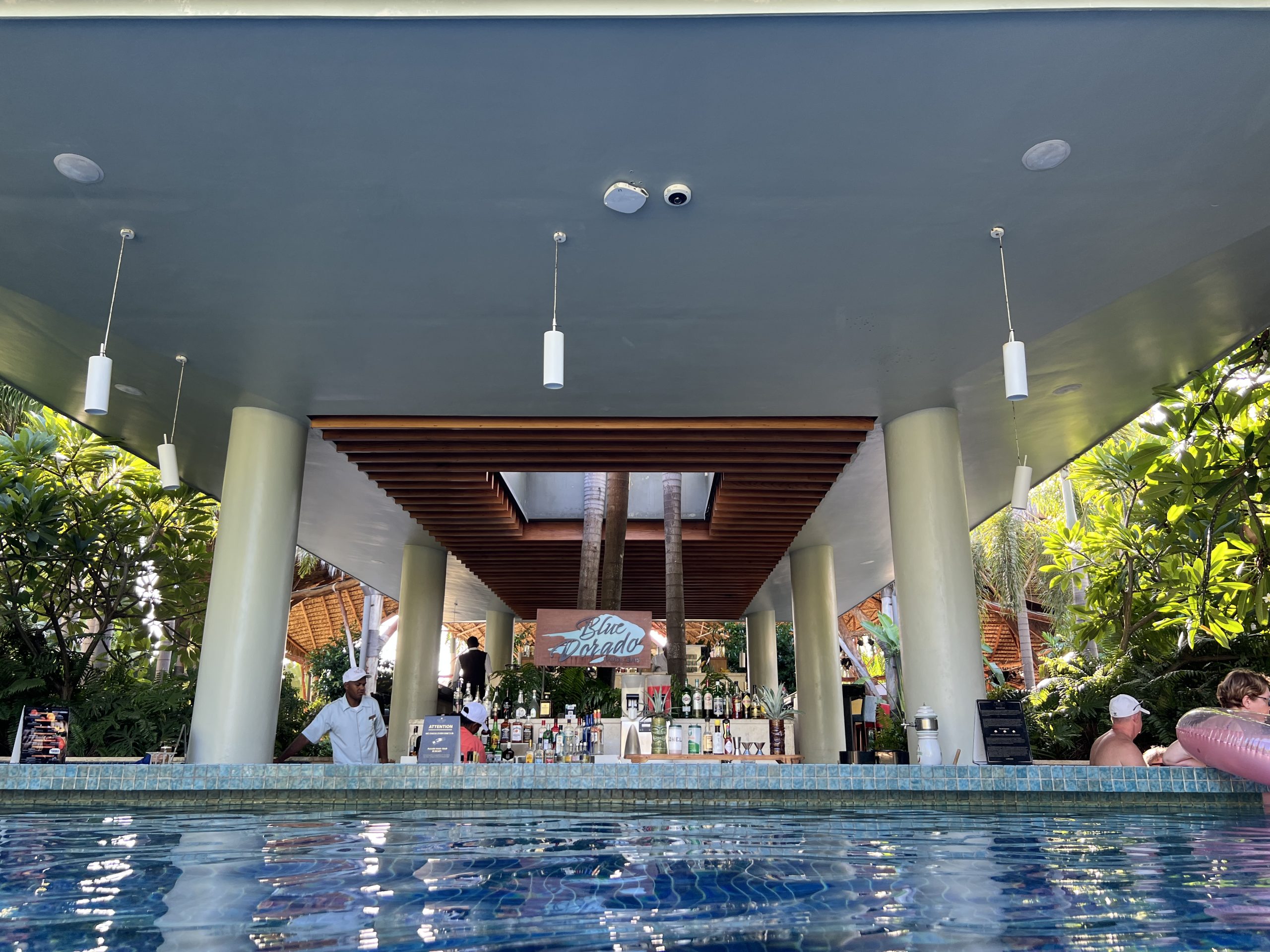 Swim-up bar Blue Dorado del Dreams Royal Beach