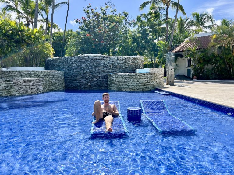 Piscina del Occidental Punta Cana rodeada de tumbonas y palmeras