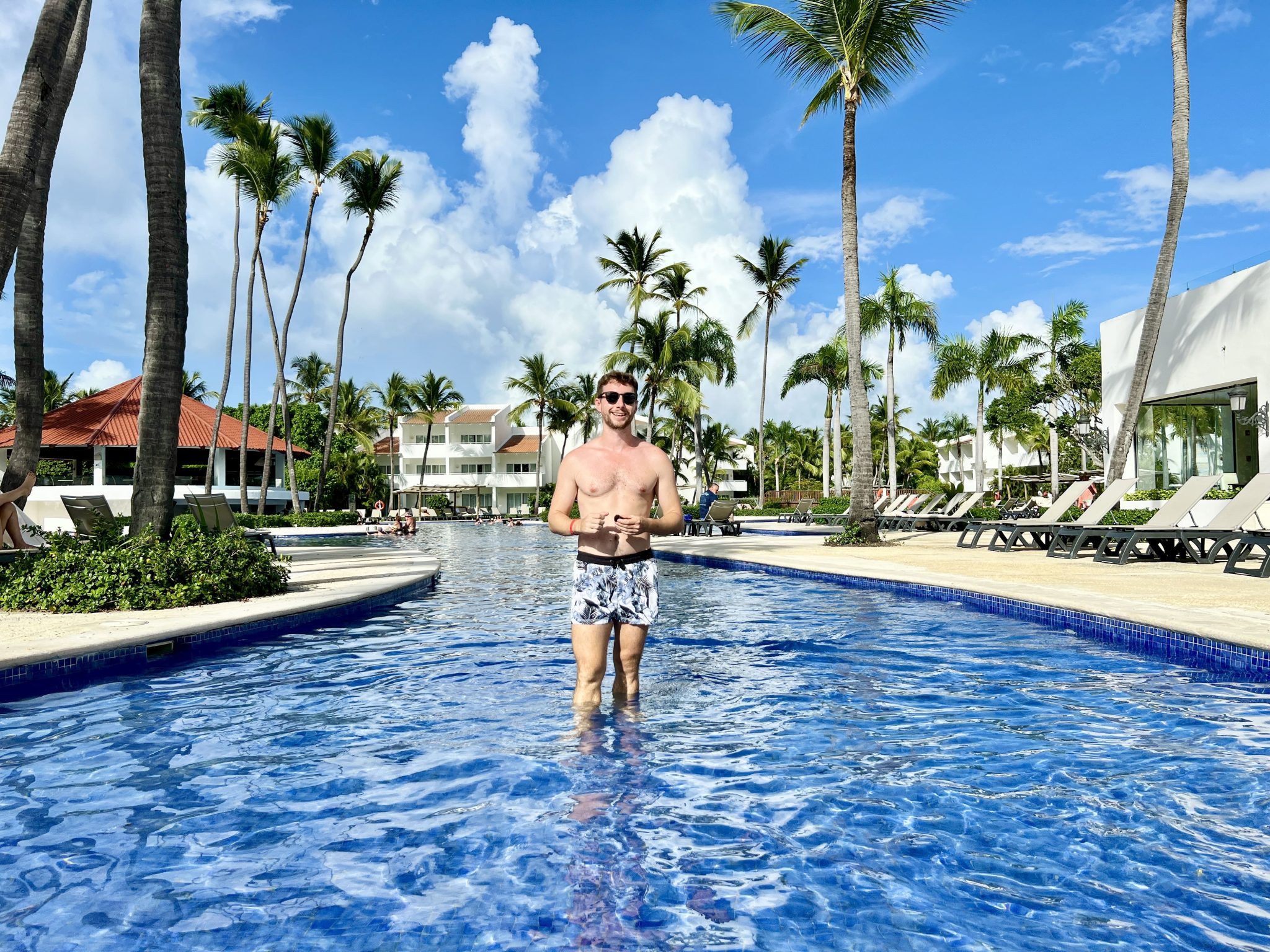 La piscina del Occidental Punta Cana rodeada de jardines