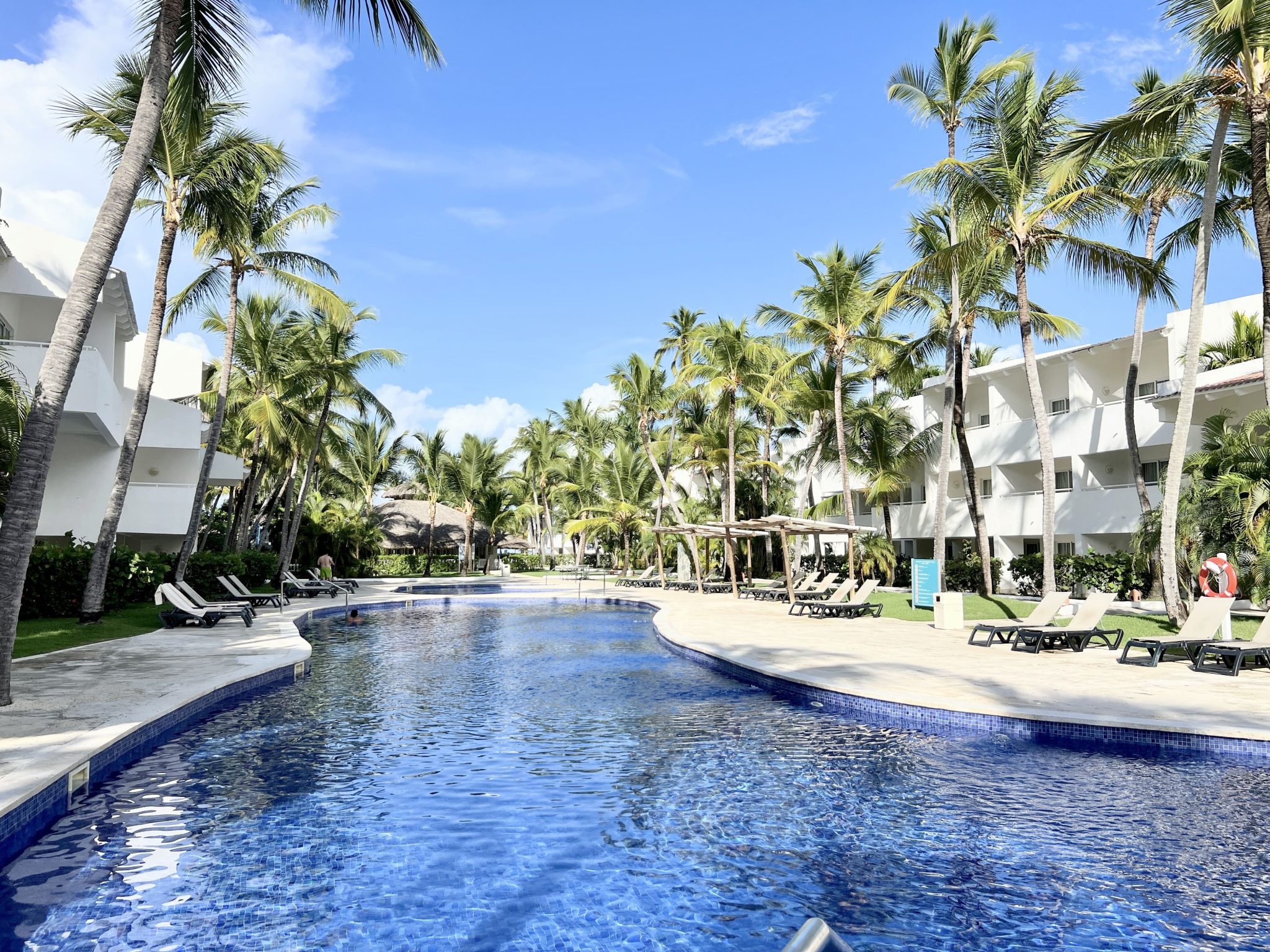 Piscina principal del Occidental Punta Cana, de gran tamaño y forma irregular