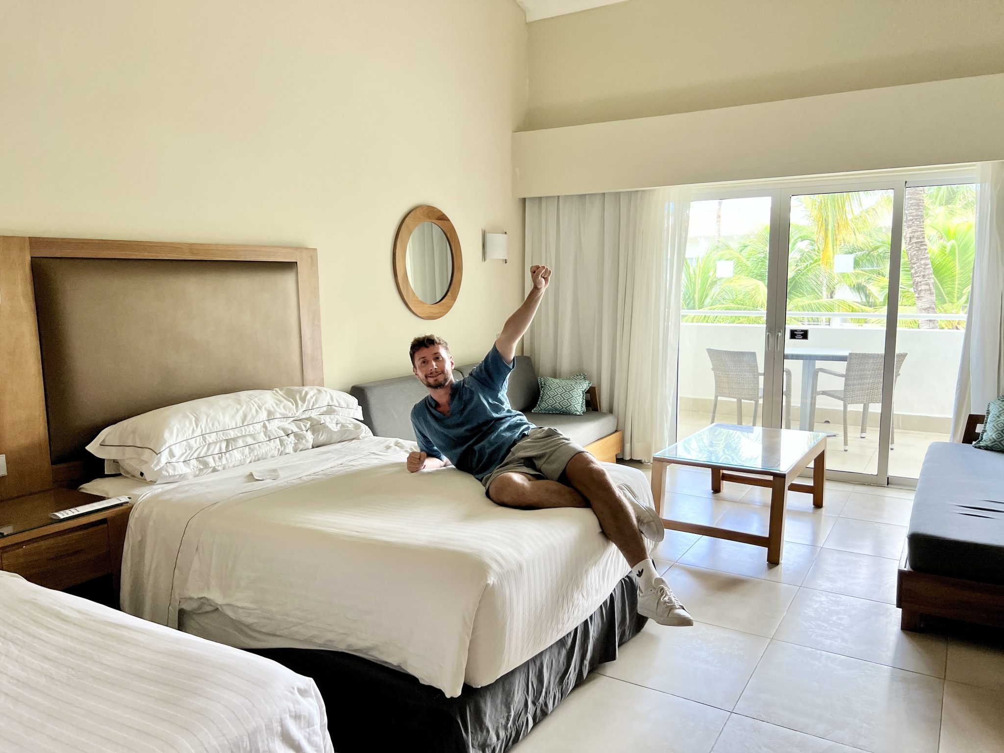 Habitación doble renovada del Occidental Punta Cana con dos camas grandes